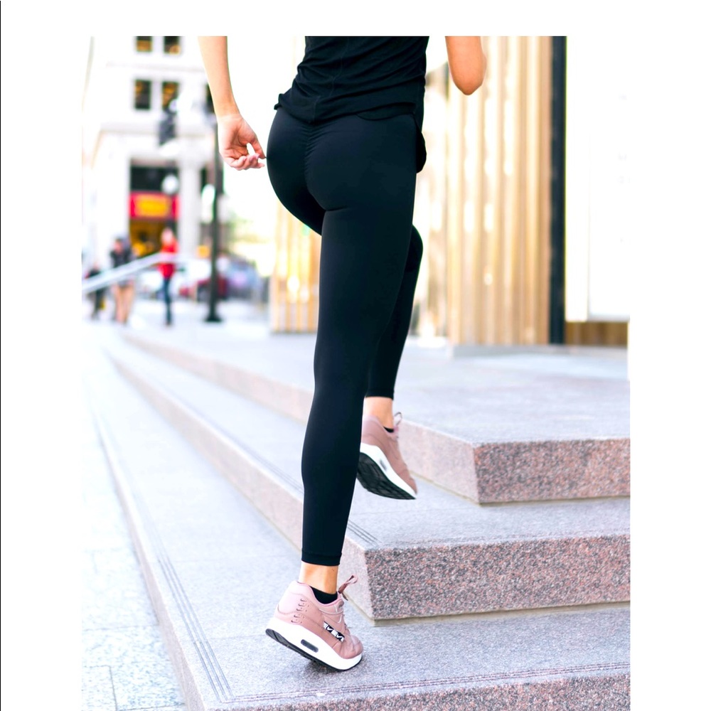 Black Brilliant Scrunchy (Butt) leggings ZYIA